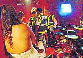 Agentes en una redada en un club de alterne.