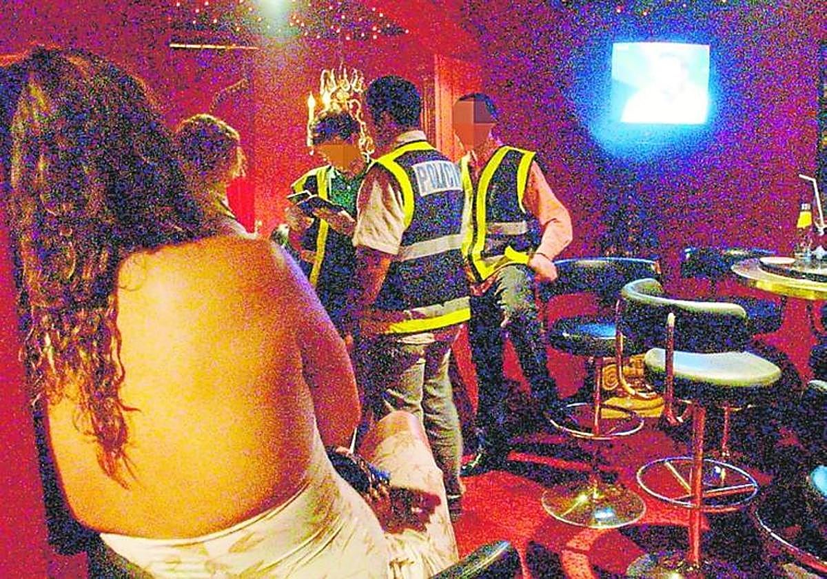Agentes en una redada en un club de alterne.