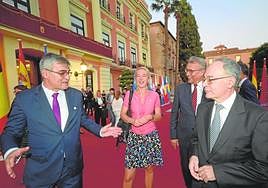 Varios participantes en la cumbre europea, ayer, a su llegada a la recepción en el Ayuntamiento de Murcia.