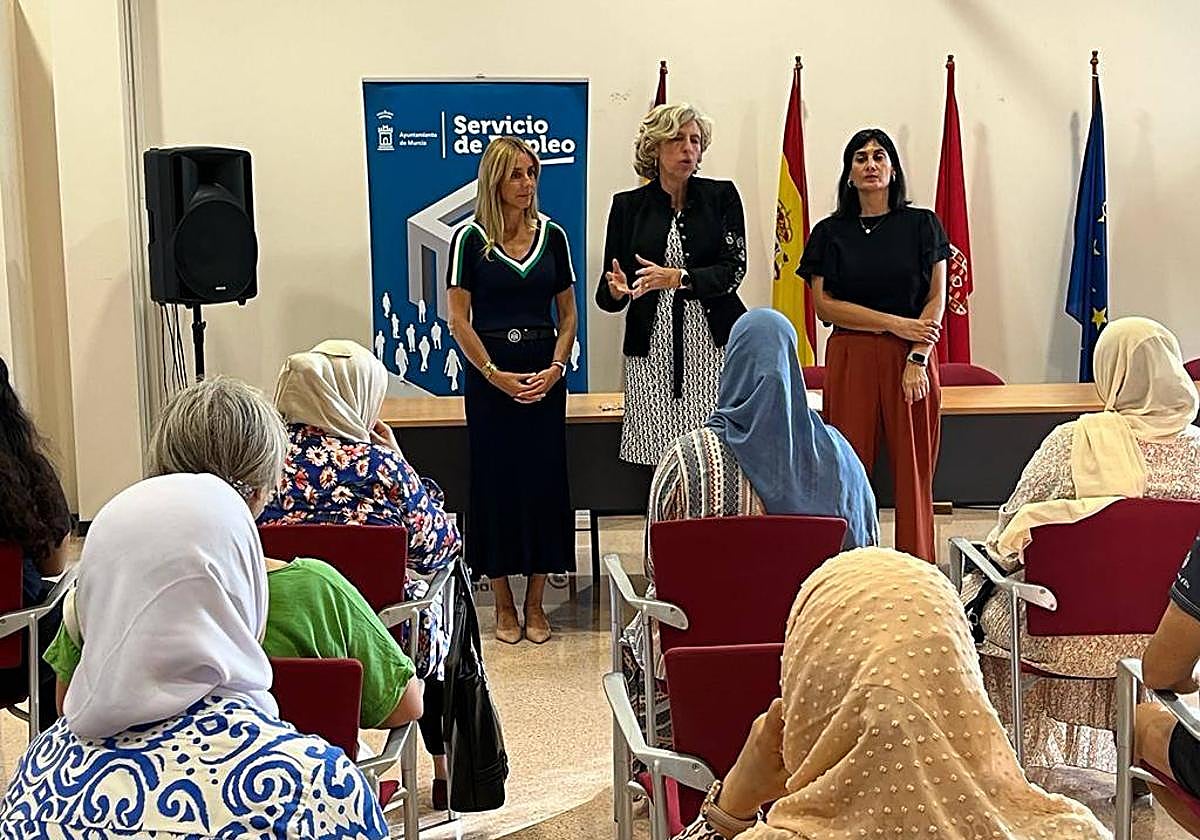 Treinta vecinos de Alquerías en riesgo de exclusión mejoran su formación