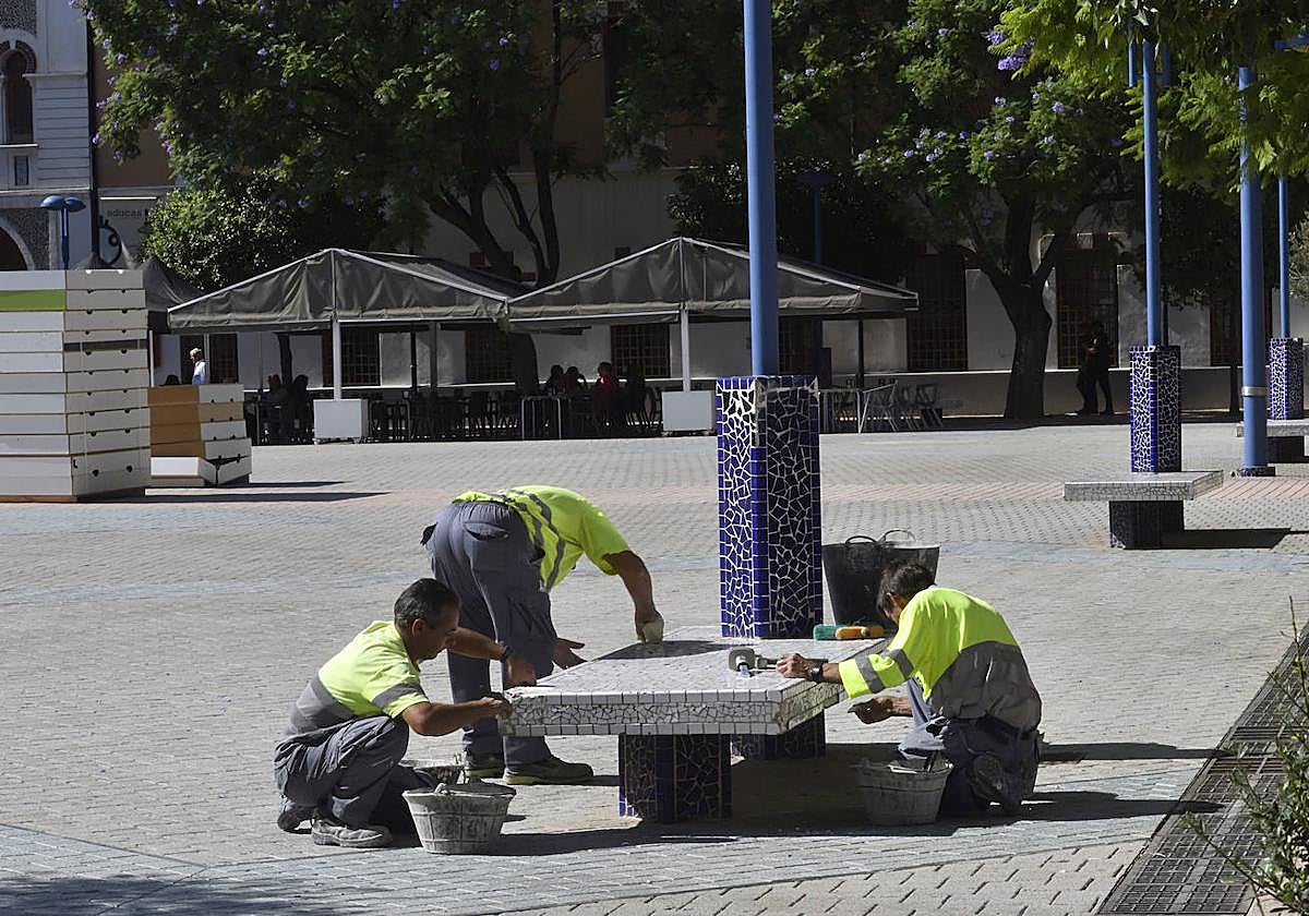 Operarios arreglando las inmediaciones del Cuartel de Artillería de Murcia antes de la cumbre europea.