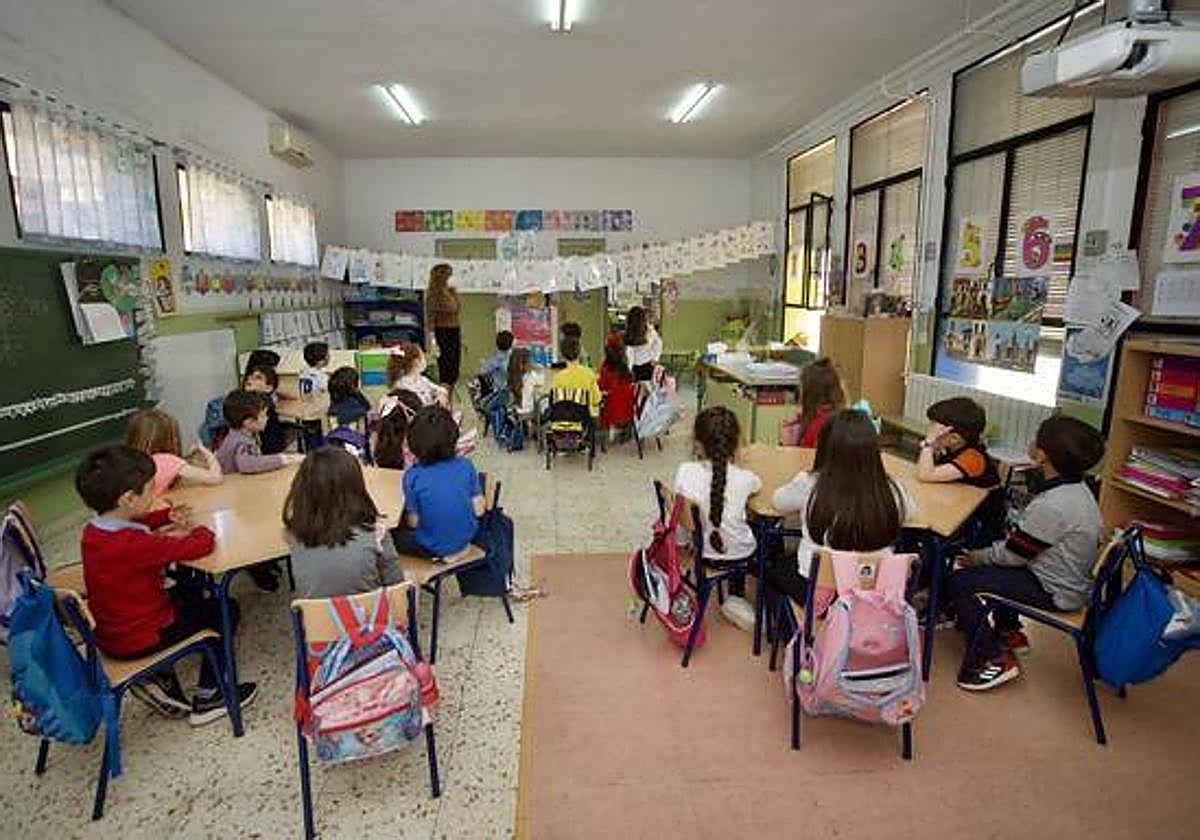 Alumnos de infantil atienden en clase en un colegio de Murcia.