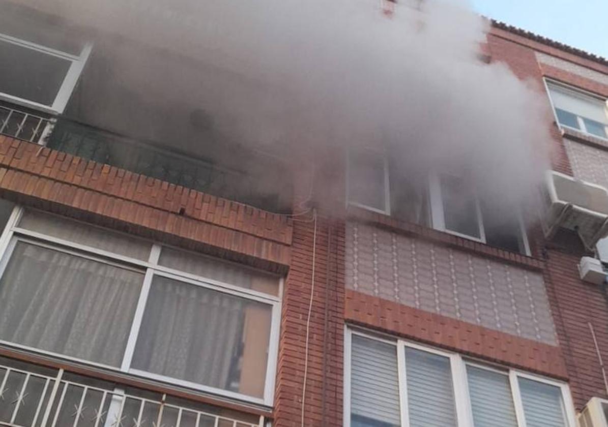 El fuego se originó en la cocina de la vivienda.