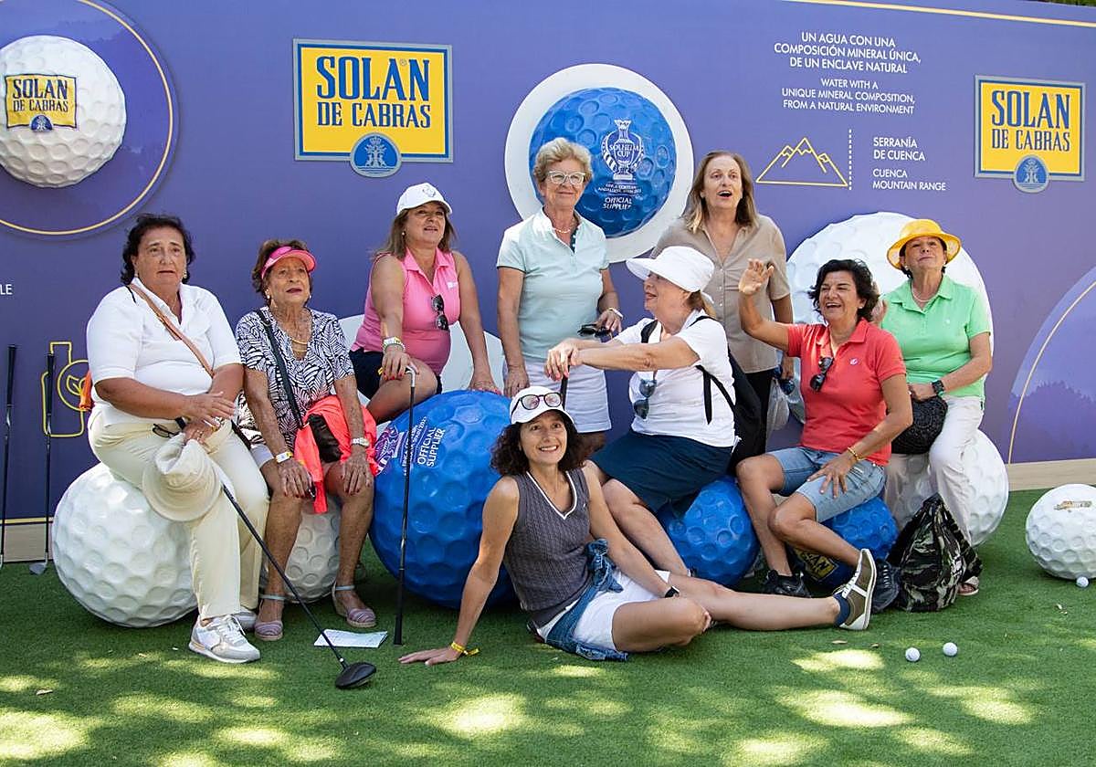 Expedición femenina murciana. Compuesta por las 'amateurs' Isabel, Esperanza, Marta, Cati, Carmen, Fuensanta, Eva, Cari (i. a d.) y Lola (a los pies).