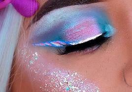 Un maquillaje que incluye purpurina.