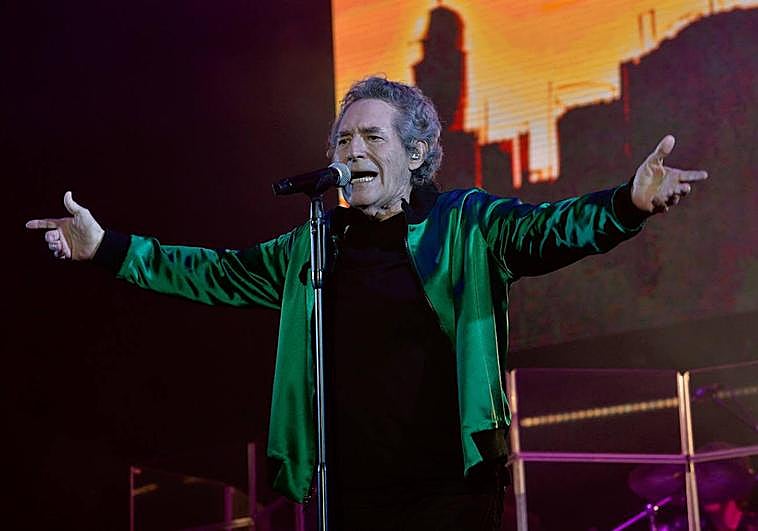 Miguel Ríos durante su concierto en Murcia este viernes.