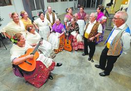 Un grupo de mIembros de la peña huertana El Candil, ensayando ayer en Monteagudo.