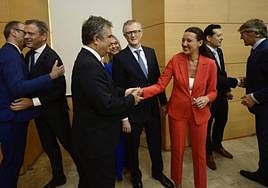 Los consejeros del Gobierno intercambian saludos y felicitaciones en su toma de posesión, el pasado 14 de septiembre, en San Esteban.