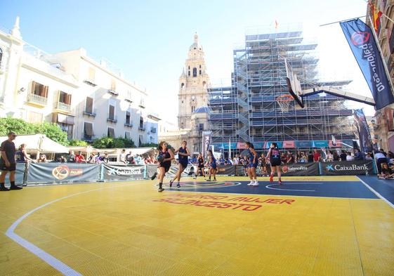 La plaza Cardenal Belluga se convirtió este domingo en una cancha de baloncesto.