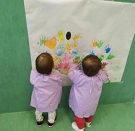 Dos niños en una guardería.