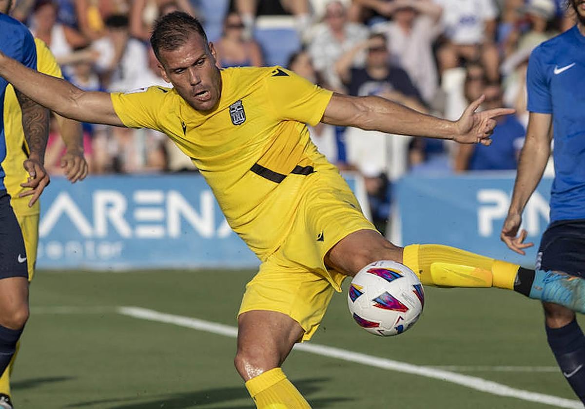 Alfredo Ortuño realiza una volea en un partido.