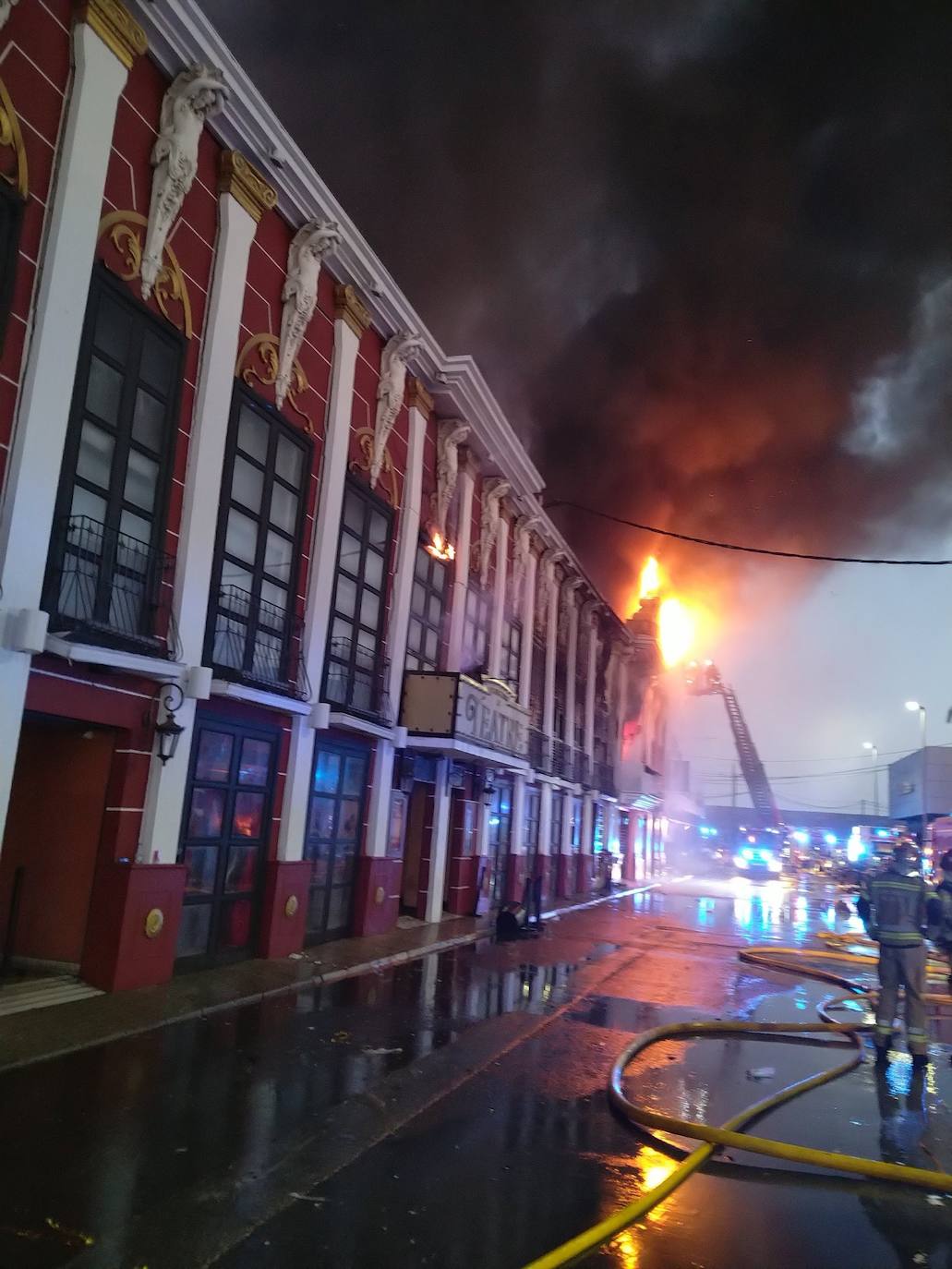 El incendio de tres discotecas de Murcia, en imágenes