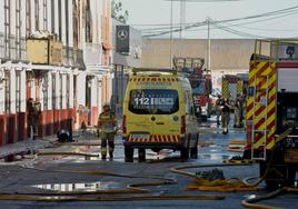 Bomberos trabajan este domingo en extinguir y asegurar los locales afectados por el incendio en Las Atalayas.