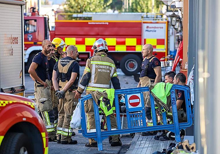 Los bomberos seguían trabajando este domingo por la noche en las discotecas de la zona de ocio nocturno de Atalayas.