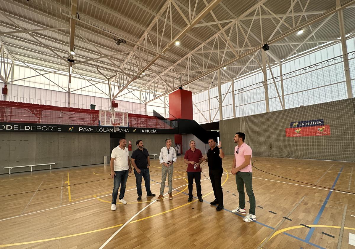 El alcalde, Pepe Vegara, durante su visita este lunes a la Ciudad Deportiva de La Nucía.