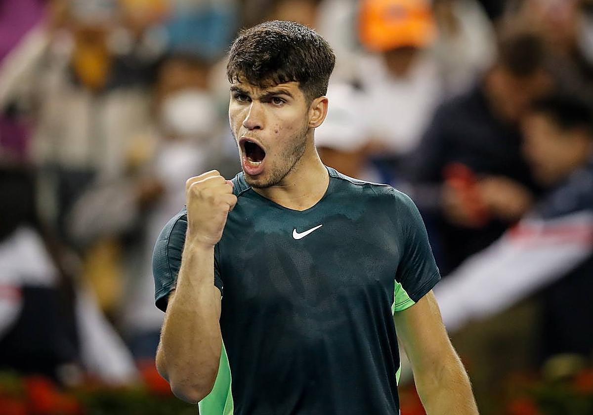 Carlos Alcaraz celebra su pase a las semifinales del ATP 500 de Pekín, este lunes.