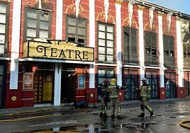 Bomberos junto a la fachada de Teatre, en Murcia.