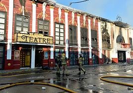 Los bomberos, en la puerta de la sala Teatre, el pasado domingo.