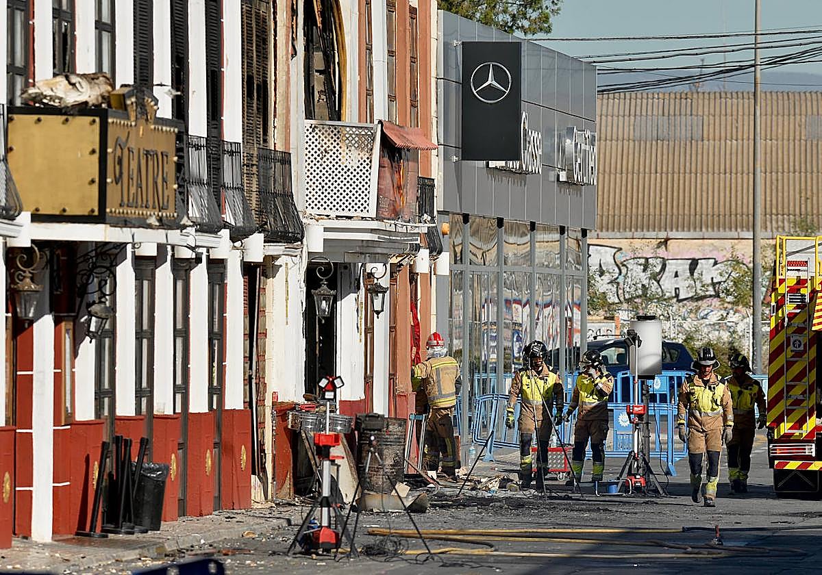 Los bomberos trabajan en apuntalar los edificios afectados por el fuego este lunes.