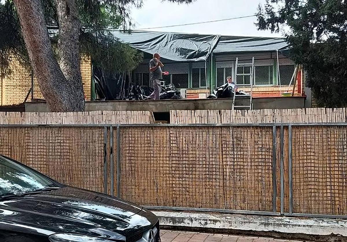 Varios técnicos valoran el alcance de los daños en el colegio San Antonio en una imagen de archivo.