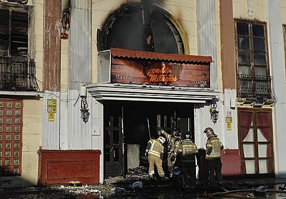 Los bomberos trabajando en la puerta de la discoteca Teatre, este lunes.