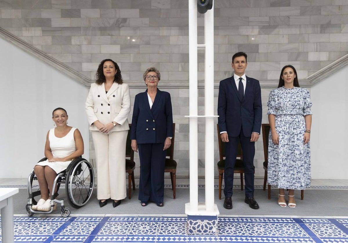 Sonia Ruiz, María Ángeles Román, Maruja Pelegrín, Alfonso Cerón y Josefa Carreño esperan a tomar posesión, en la Asamblea.