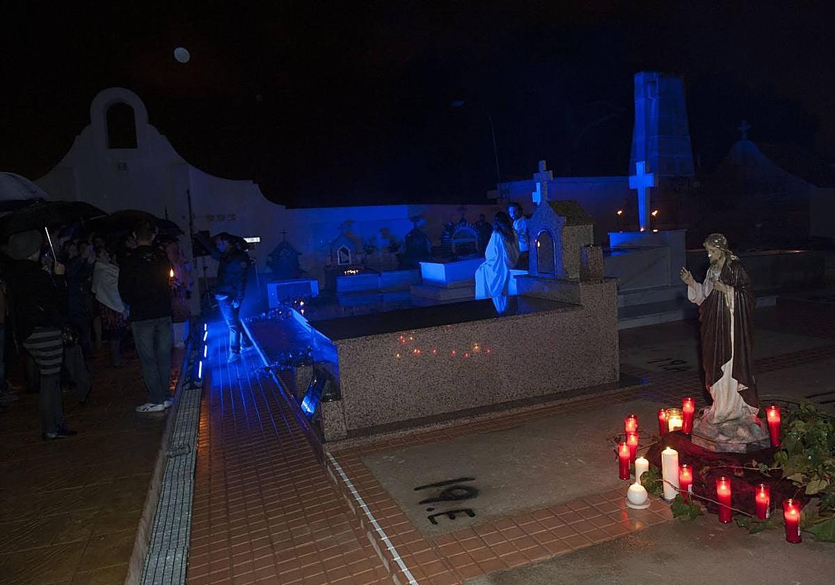 Imagen de archivo de la visita entre velas en el cementerio de San Javier.