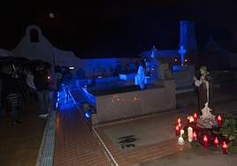 Imagen de archivo de la visita entre velas en el cementerio de San Javier.