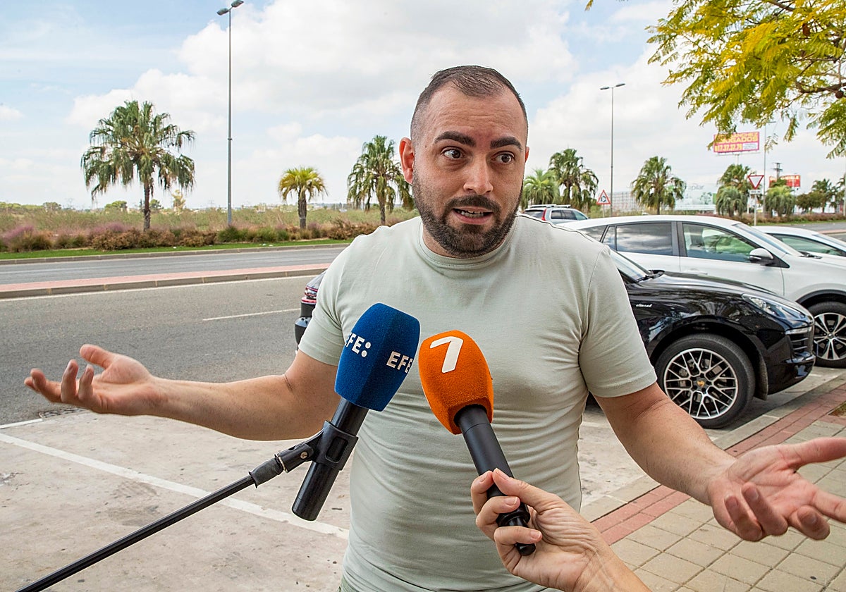 Jorge Belmonte, uno de los testigos del inicio del incendio, cuenta que vio salir humo de los conductos de aire de la discoteca Teatre.