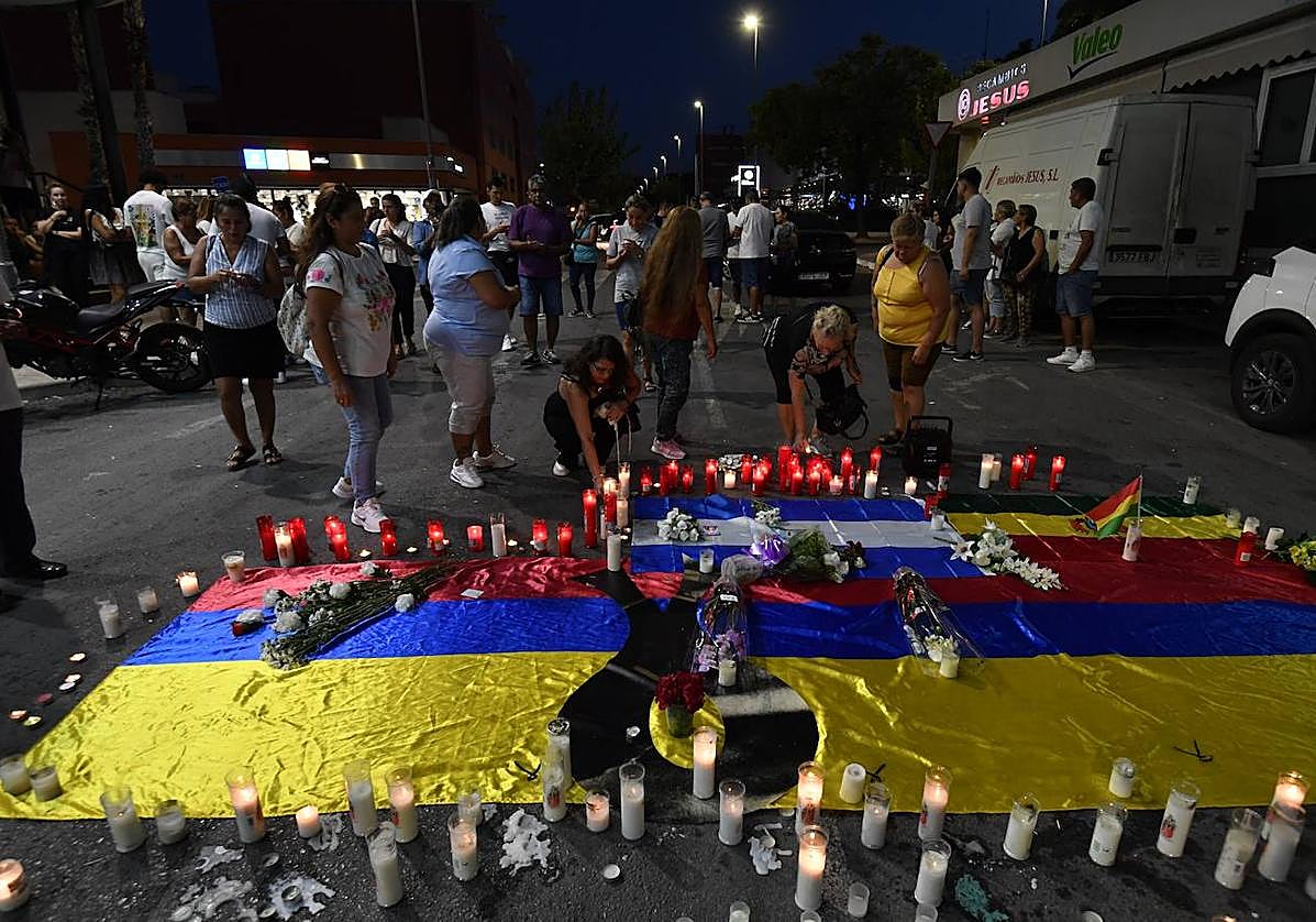 Un altar de velas en Las Atalayas para llorar a los ausentes