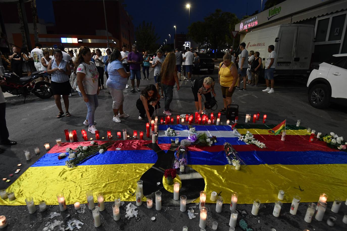 Un altar de velas en Las Atalayas para llorar a los ausentes