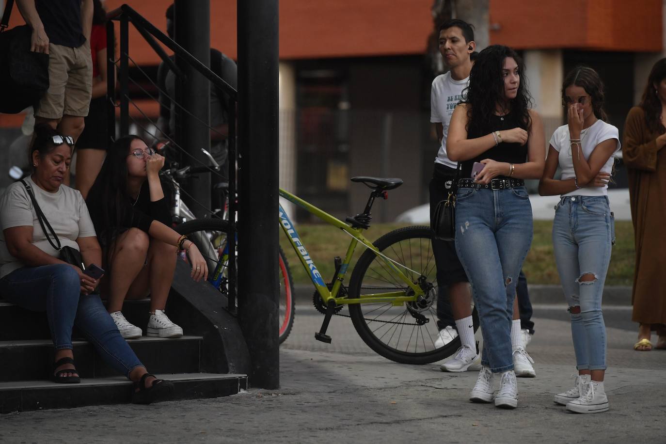 Un altar de velas en Las Atalayas para llorar a los ausentes