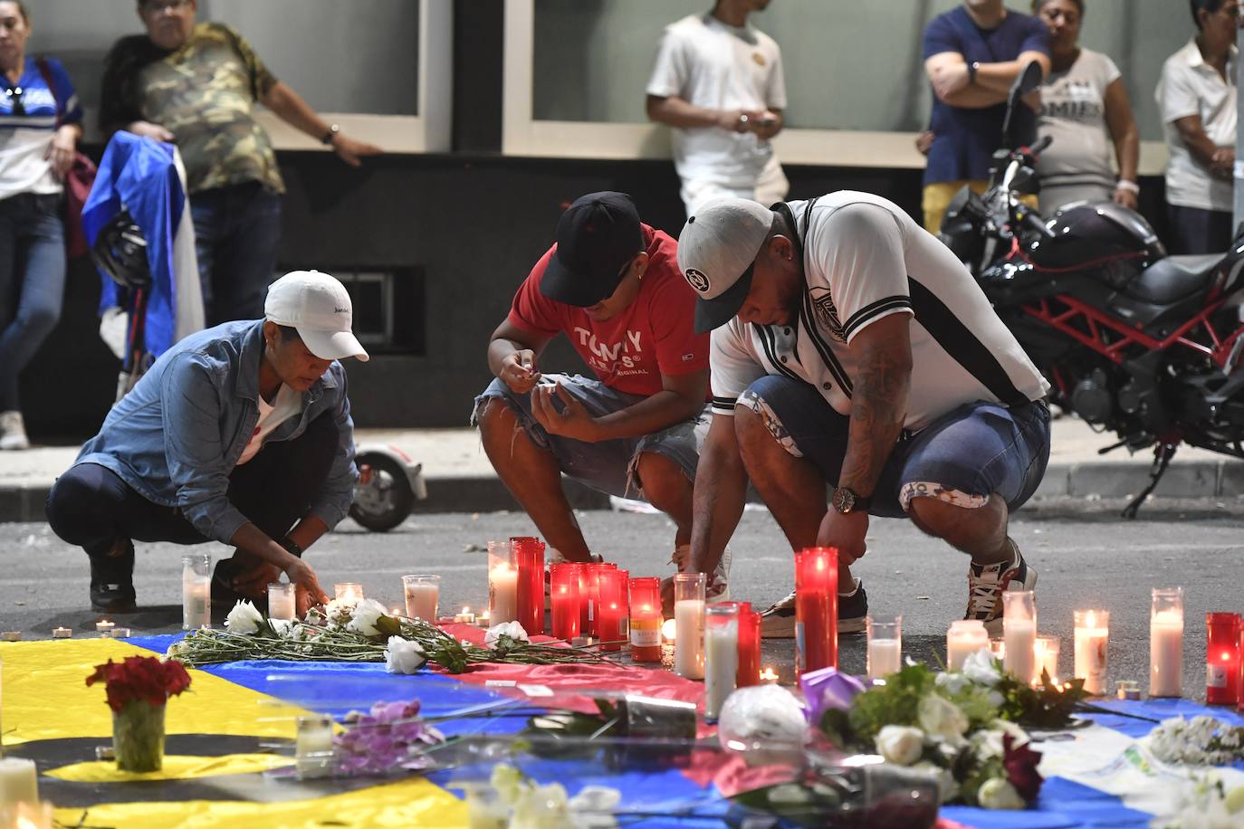 Un altar de velas en Las Atalayas para llorar a los ausentes