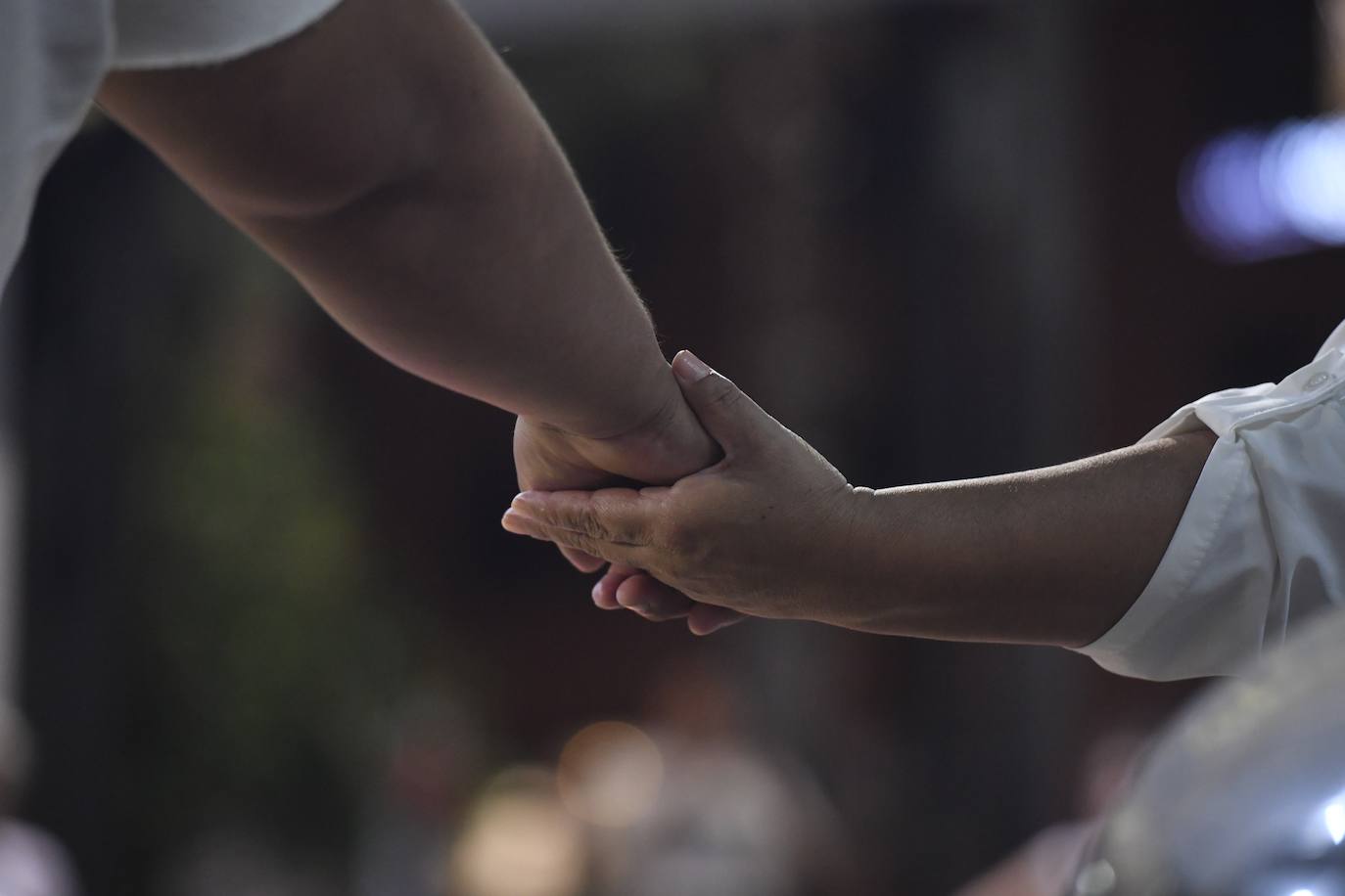 Un altar de velas en Las Atalayas para llorar a los ausentes