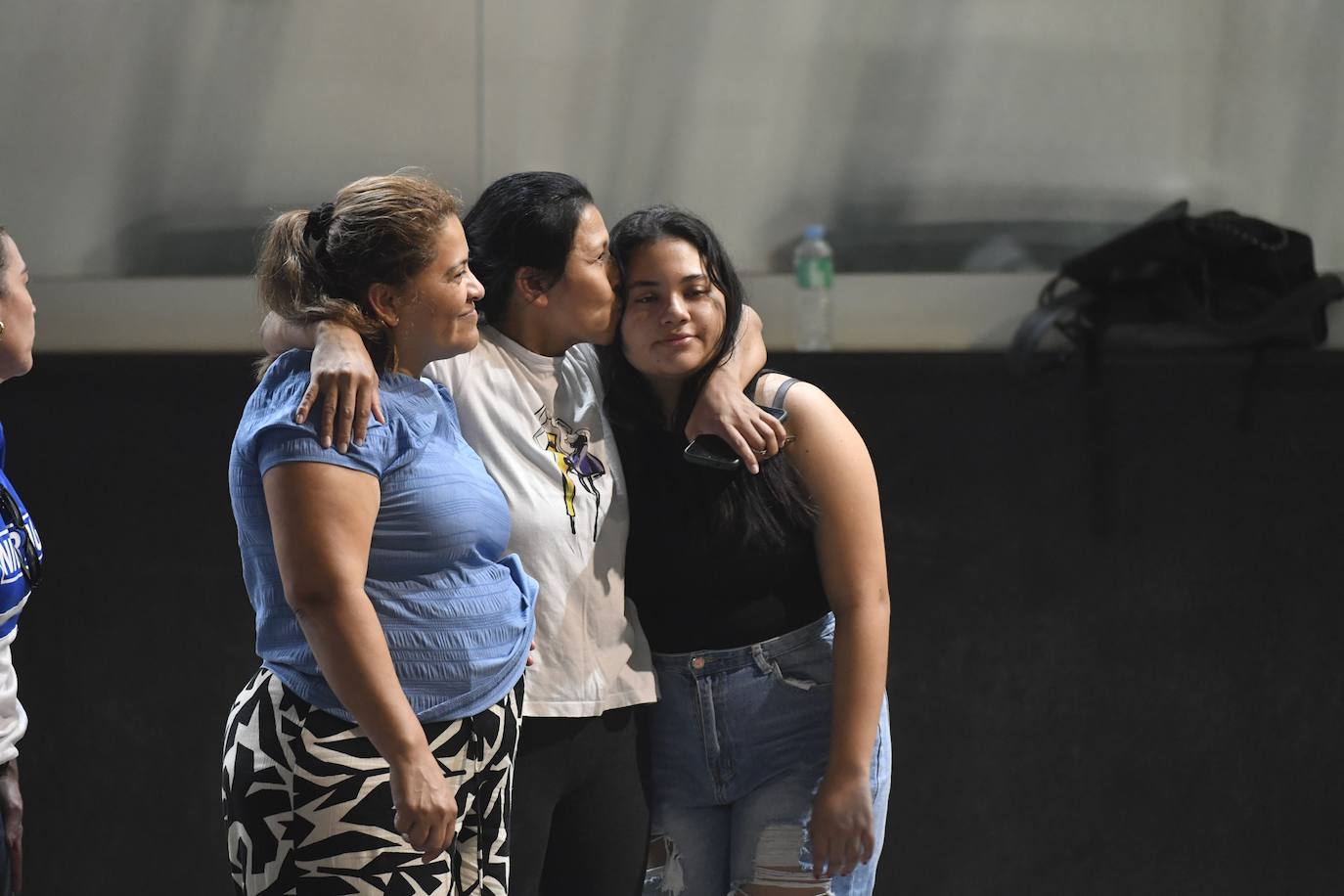 Un altar de velas en Las Atalayas para llorar a los ausentes
