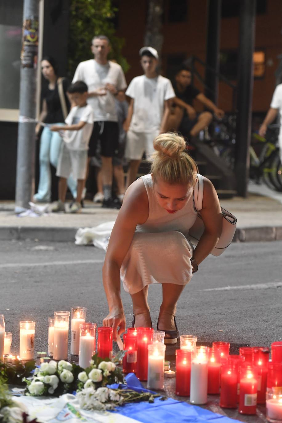 Un altar de velas en Las Atalayas para llorar a los ausentes