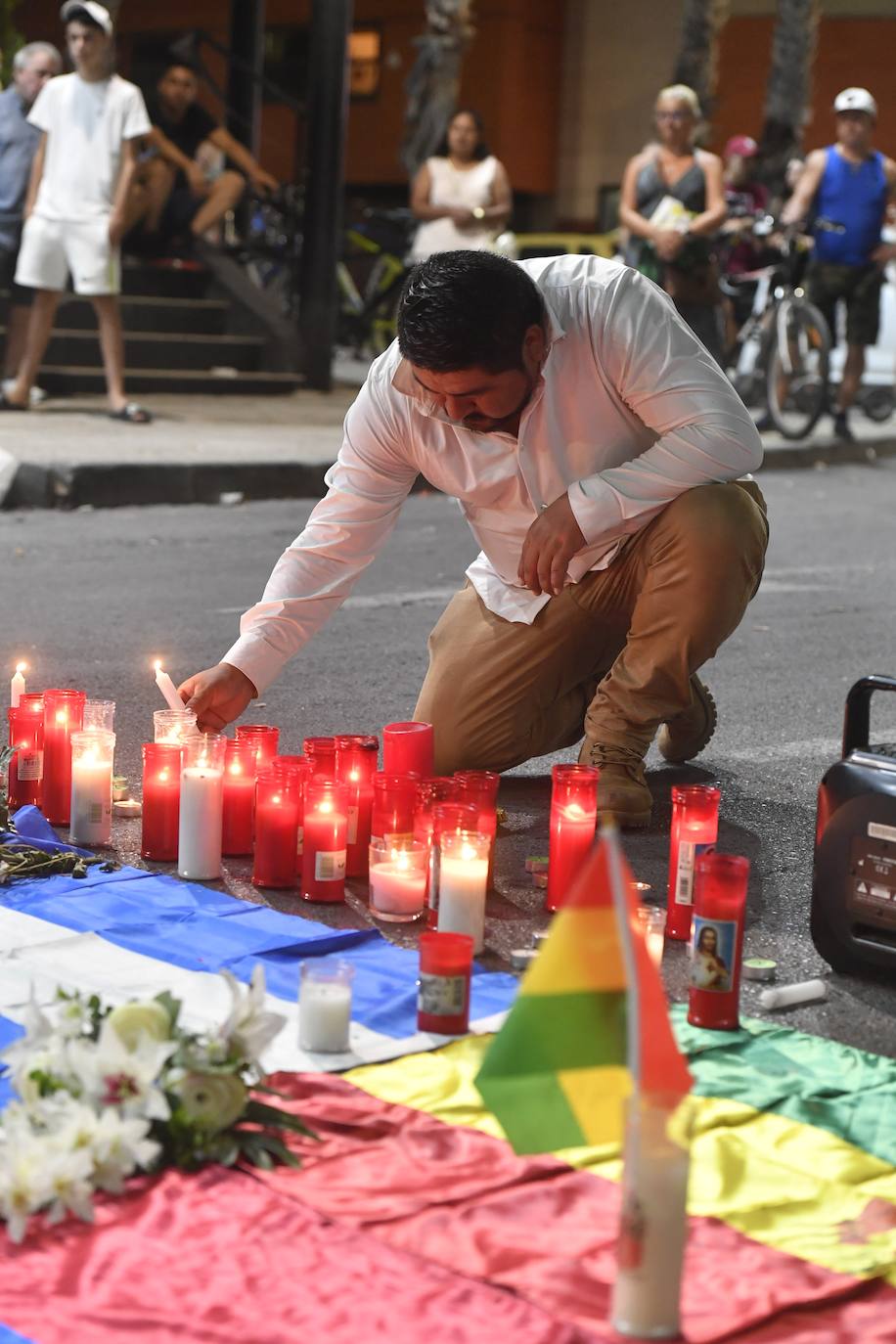 Un altar de velas en Las Atalayas para llorar a los ausentes
