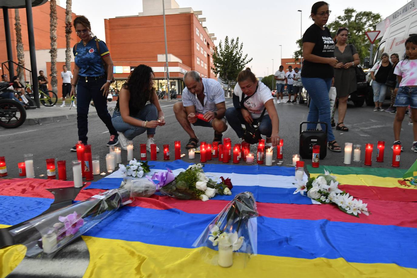 Un altar de velas en Las Atalayas para llorar a los ausentes