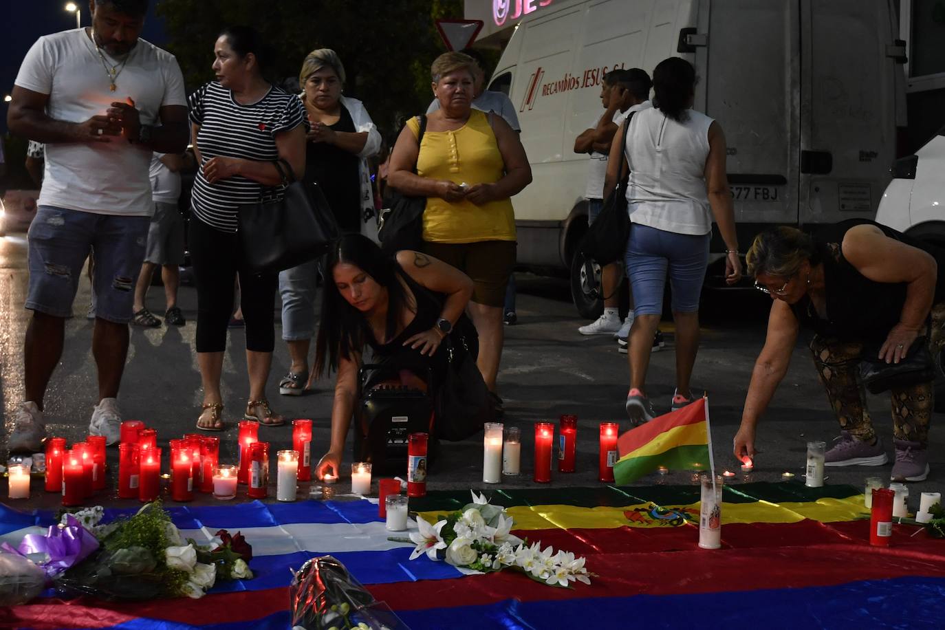 Un altar de velas en Las Atalayas para llorar a los ausentes
