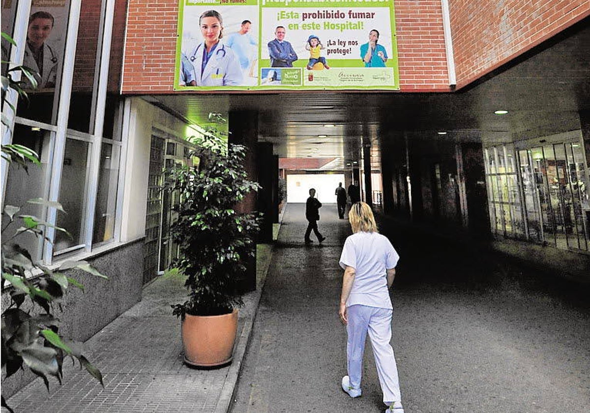 Acceso al pabellón general en el Hospital Virgen de La Arrixca.