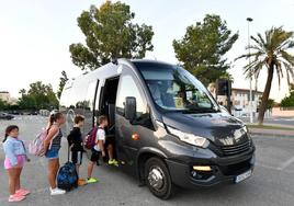 Varios alumnos, a punto de subir al bus escolar La Alcayna-Los Conejos, ayer.