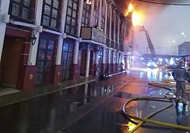 Bomberos sofocan las llamas en las discotecas afectadas.