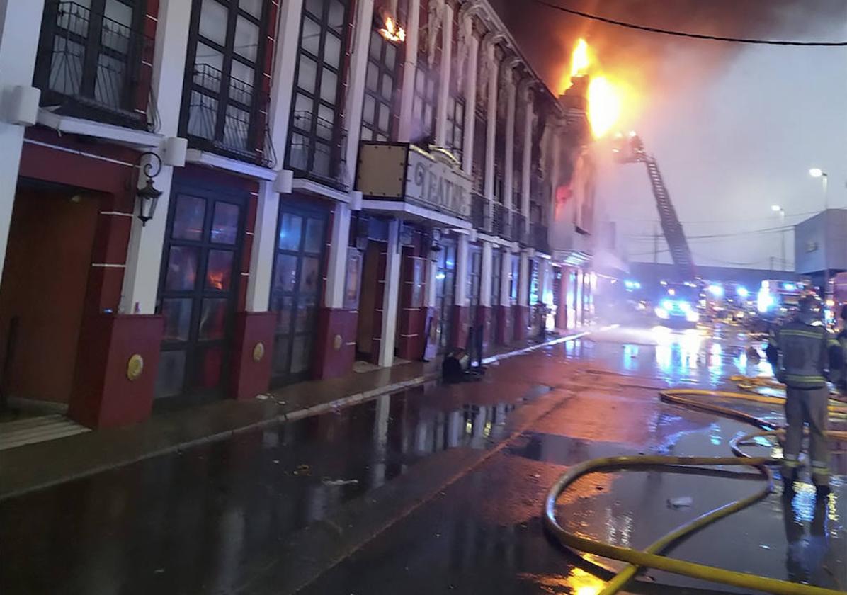 Bomberos sofocan las llamas en las discotecas afectadas.