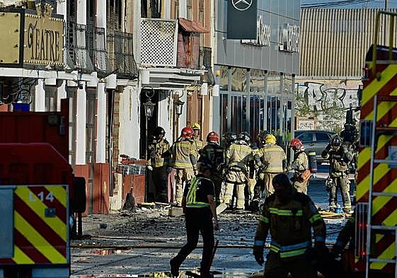 Bomberos trabajan en la zona de las discotecas incendiadas, el pasado domingo.