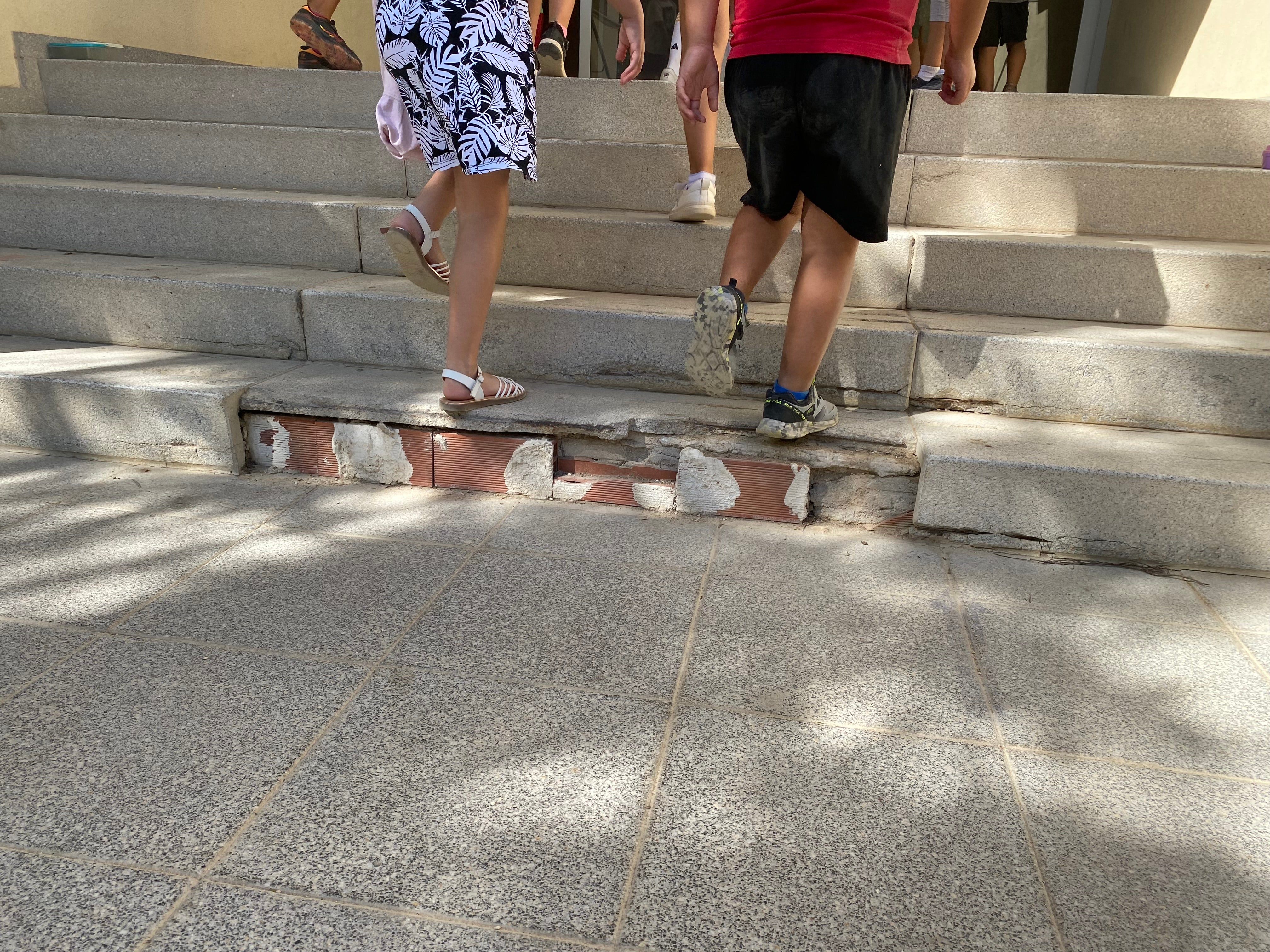 Imagen secundaria 1 - Los padres del colegio Miguel Hernández de Orihuela denuncian falta de mantenimiento en el centro