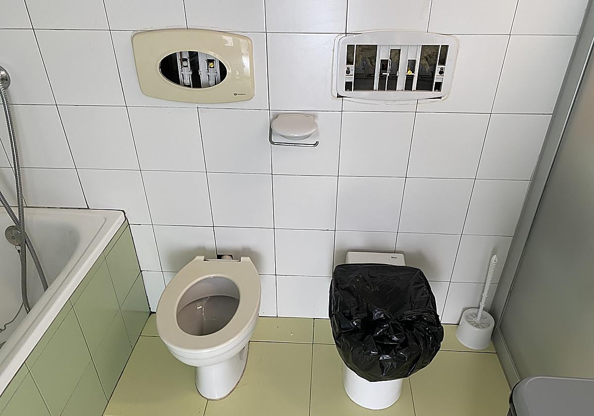 Imagen principal - Los padres del colegio Miguel Hernández de Orihuela denuncian falta de mantenimiento en el centro