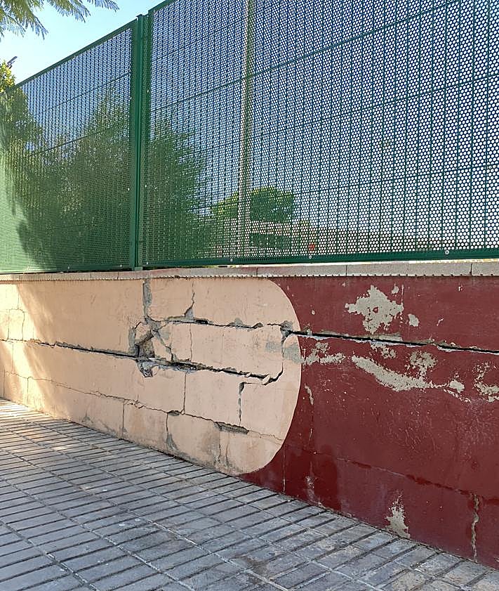 Imagen secundaria 2 - Los padres del colegio Miguel Hernández de Orihuela denuncian falta de mantenimiento en el centro