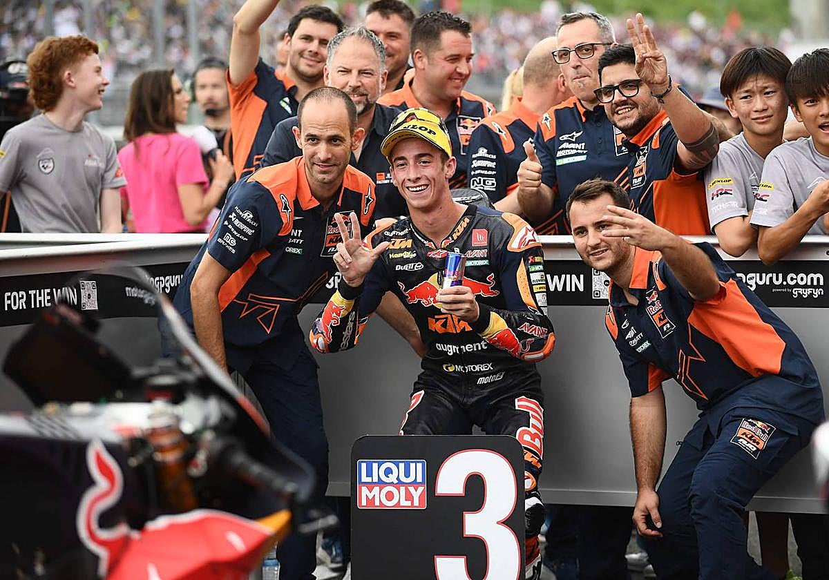 Acosta celebra su tercer puesto en el GP de Japón, el pasado domingo.