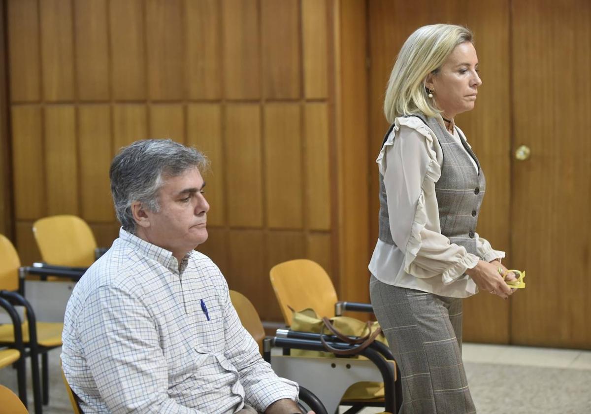 La exconsejera de Medio Ambiente Adela Martínez Cachá, este jueves en el juicio, junto al exdirector de Agua Andrés Martínez.