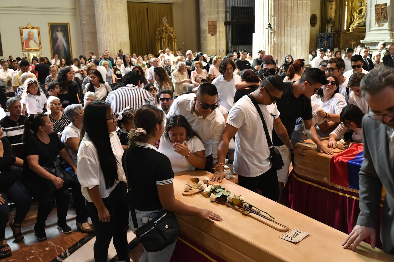 El funeral en Caravaca de cuatro de las víctimas de la tragedia en Las Atalayas, en imágenes